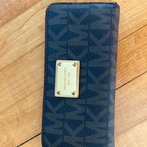 MK Michael Kors Authentic Travelers Wallet